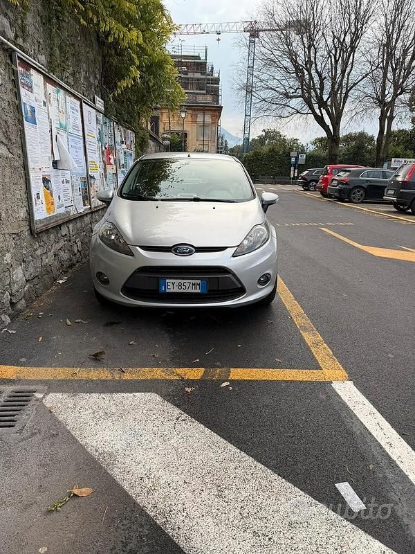 Usata Ford Fiesta 95 CV (69 kW) 2011 Grigio Berlina