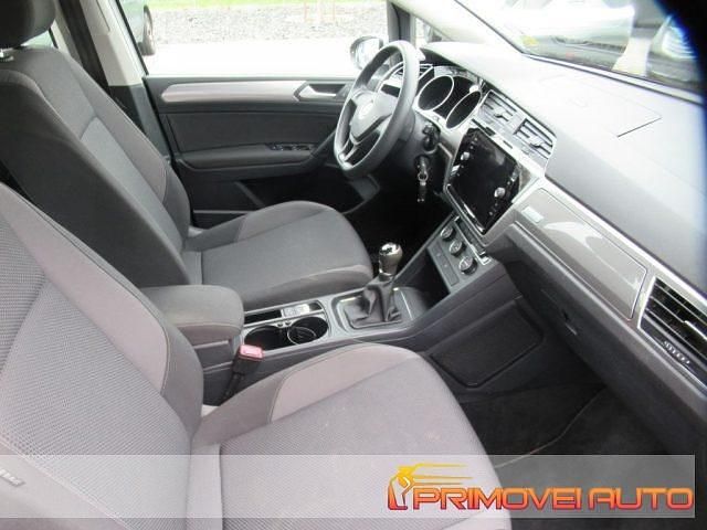 Usata VW Touran Trendline 110 CV (80 kW) 2018 Argento metallizzato Monovolume