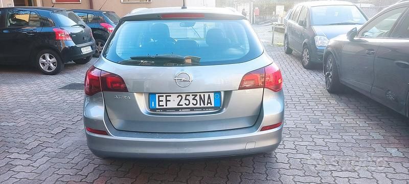 Usata Opel Astra Cosmo 116 CV (85 kW) 2010 Grigio Station wagon