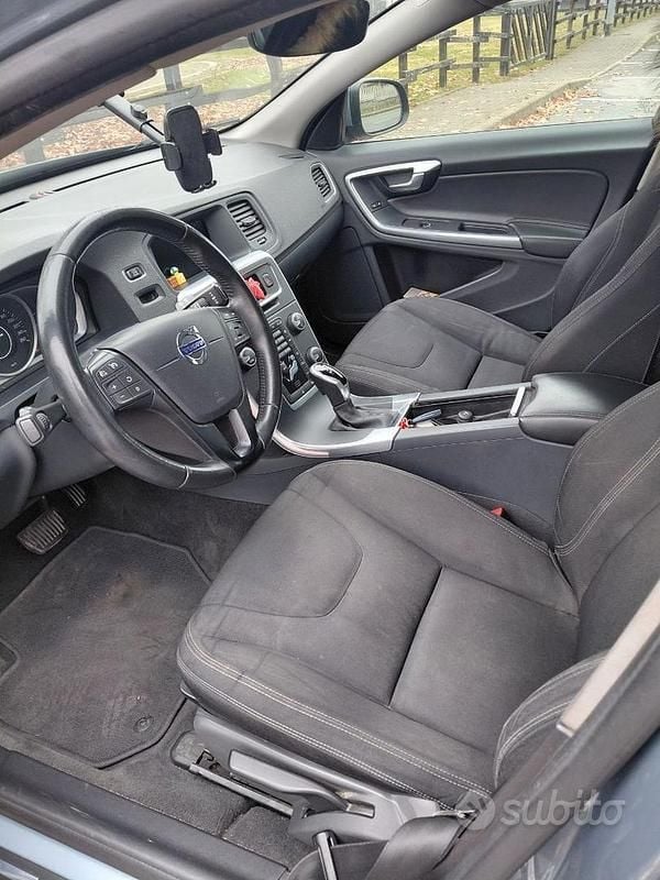 Usata Volvo V60 150 CV (110 kW) 2016 Blu Station wagon