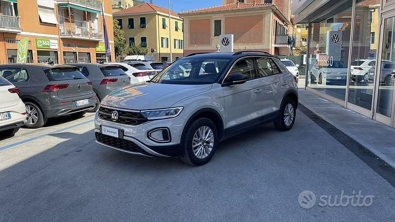 Usata VW T-Roc Life 110 CV (80 kW) 2023 Beige SUV