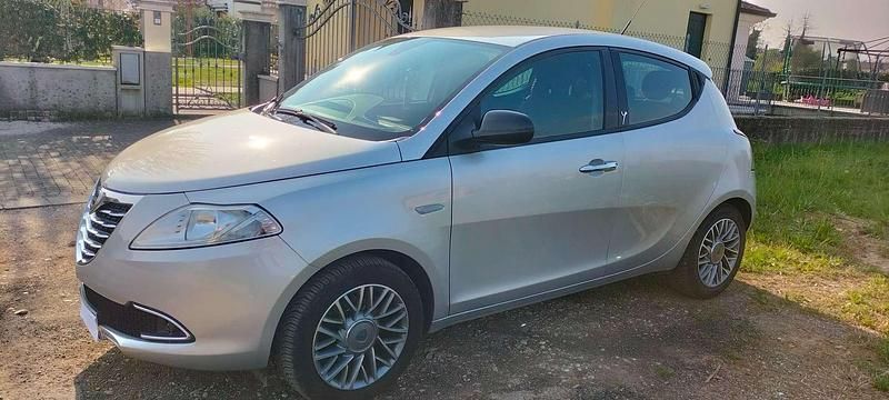 Usata Lancia Ypsilon Gold 69 CV (50 kW) 2012 Argento Utilitaria