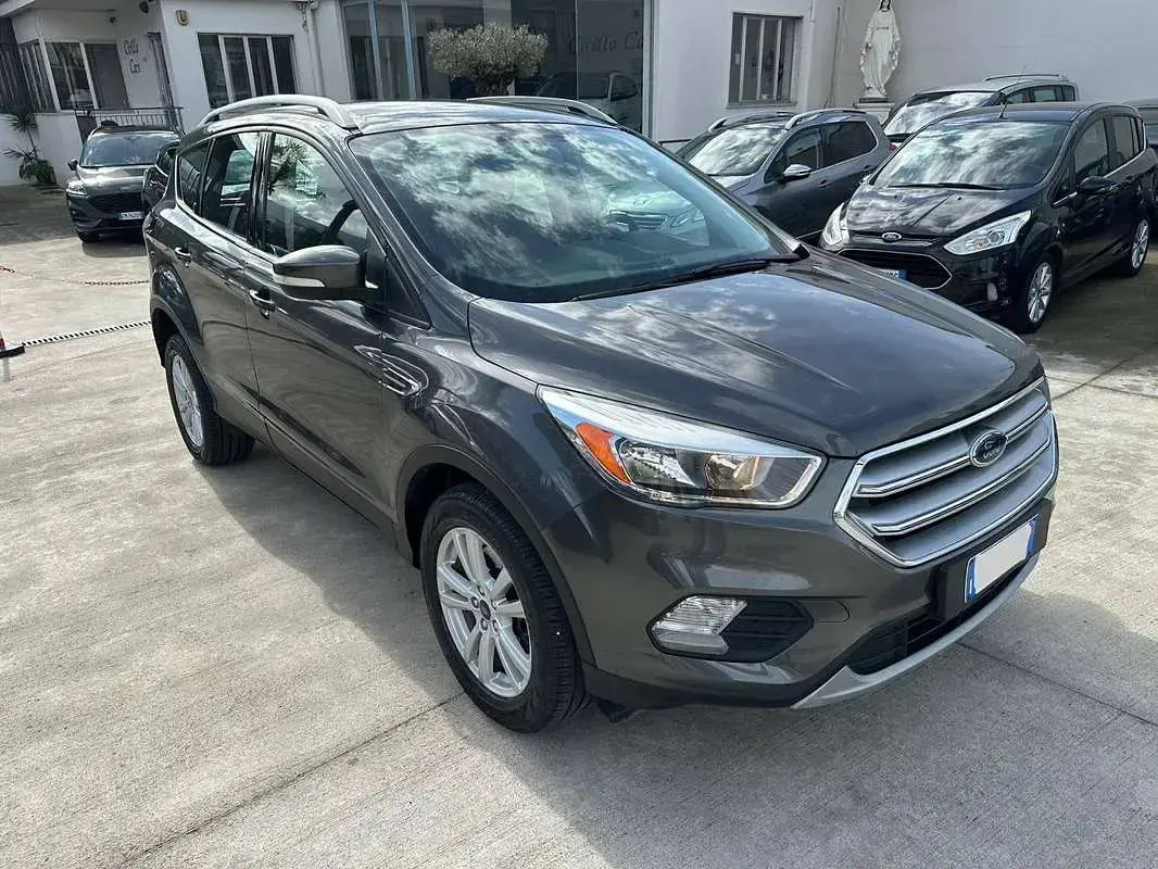 Usata Ford Kuga Titanium 120 CV (88 kW) 2017 Grigio SUV