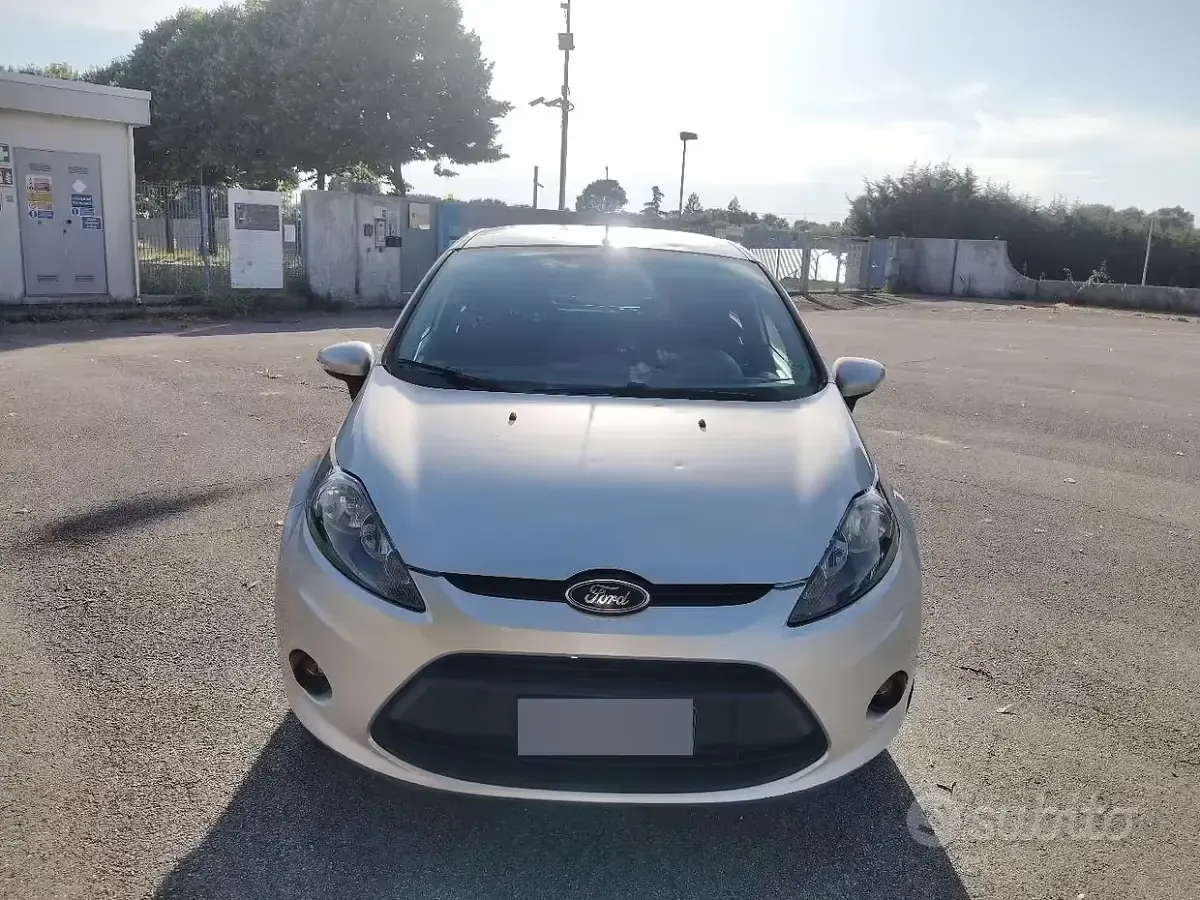 Usata Ford Fiesta 82 CV (60 kW) 2011 Grigio Utilitaria