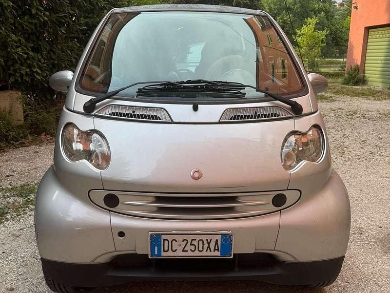 Grigio Usata 2006 Smart ForTwo Coupé Pure Due volumi | 3900 € (Buon prezzo) - Immagine 1/4