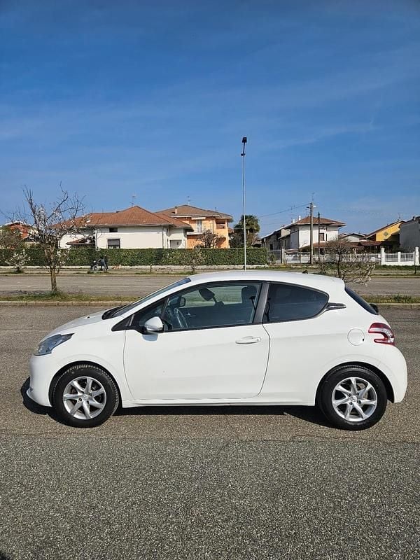 Usata Peugeot 208 Allure 68 CV (50 kW) 2014 Bianco Utilitaria