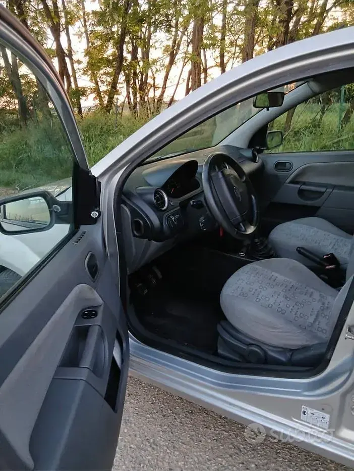 Usata Ford Fiesta Ghia 68 CV (50 kW) 2003 Grigio Utilitaria