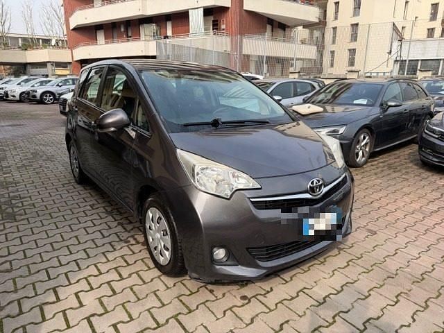 Usata Toyota Verso-S Active 99 CV (72 kW) 2011 Grigio Monovolume