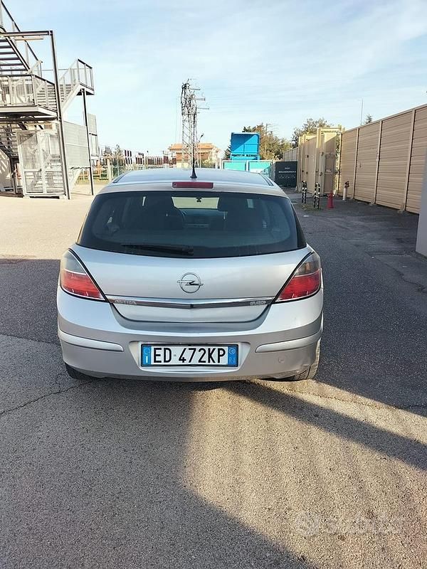 Usata Opel Astra 140 CV (102 kW) 2010 Grigio Berlina