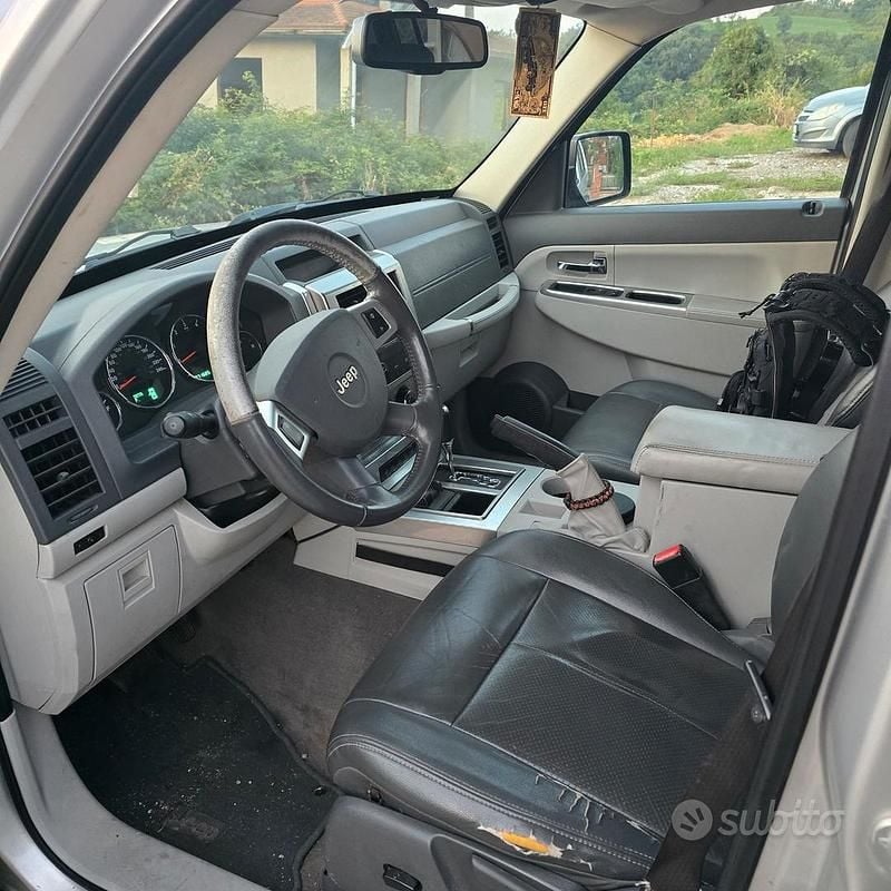Usata Jeep Cherokee 200 CV (147 kW) 2010 Grigio SUV