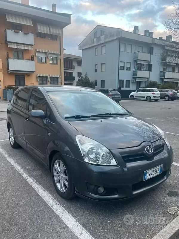 Usata Toyota Corolla Verso 2009 Grigio Monovolume