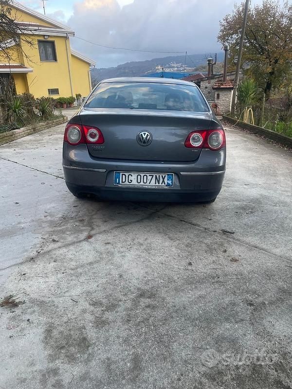 Usata 2006 VW Passat Tre volumi | 2500 € (Buon prezzo) - Immagine 1/4