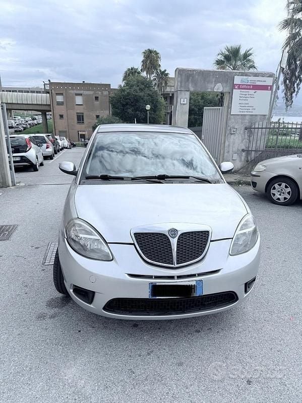 Usata Lancia Ypsilon 70 CV (51 kW) 2004 Grigio Utilitaria