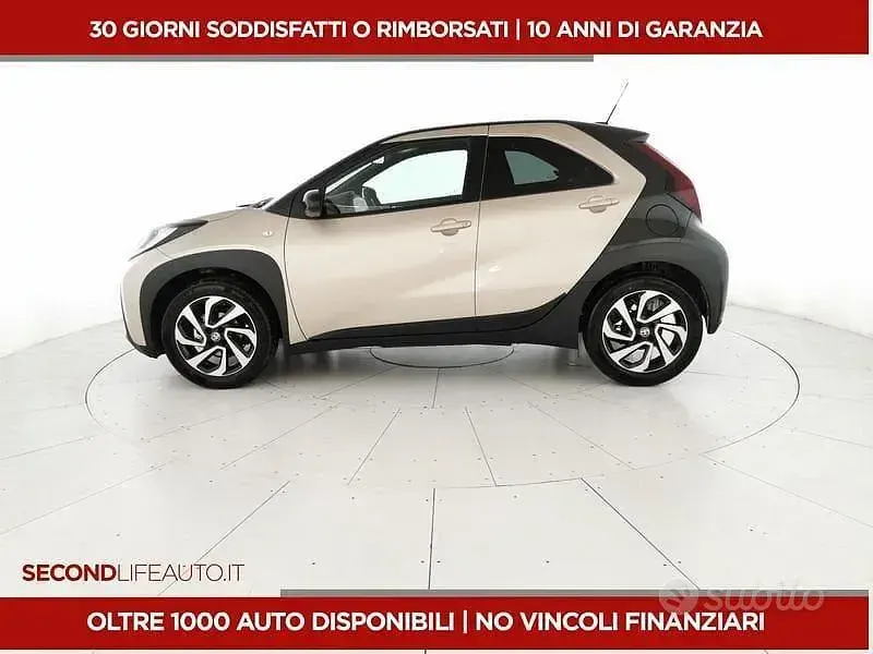 Usata Toyota Aygo X Lounge 72 CV (52 kW) 2023 Beige SUV
