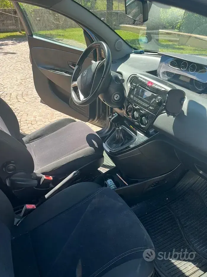Usata Lancia Ypsilon 95 CV (69 kW) 2015 Grigio Utilitaria