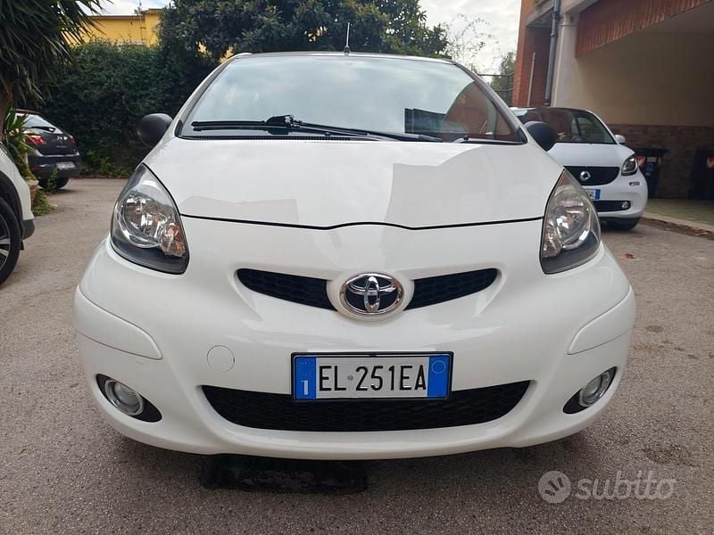 Usata Toyota Aygo Active 68 CV (50 kW) 2012 Bianco Utilitaria