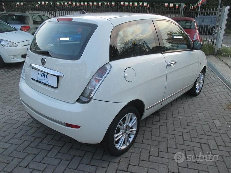 Usata Lancia Ypsilon 75 CV (55 kW) 2013 Bianco Utilitaria