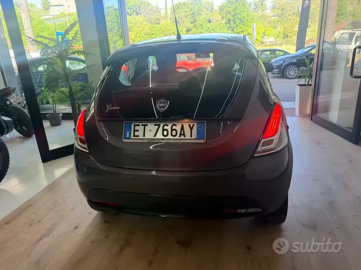 Usata Lancia Ypsilon 69 CV (50 kW) 2014 Grigio Utilitaria