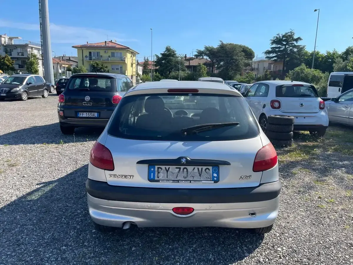 Usata Peugeot 206 75 CV (55 kW) 2003 Argento Berlina