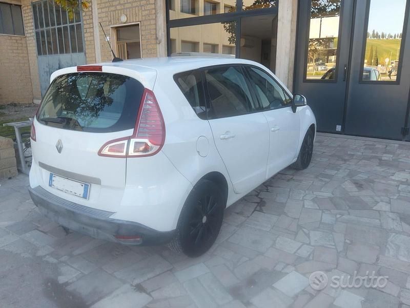 Usata Renault Scénic III 110 CV (80 kW) 2011 Bianco Monovolume