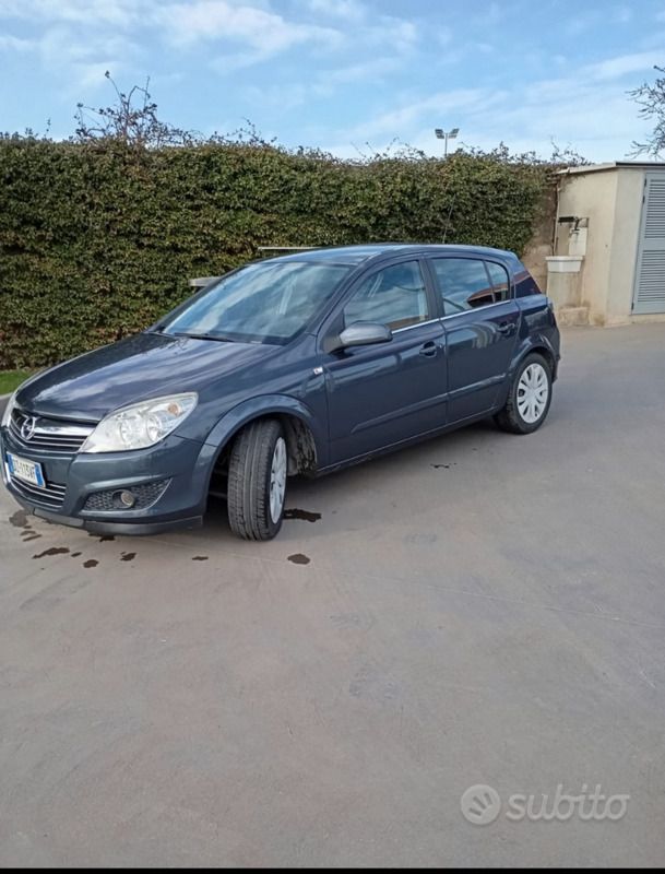 Blu Usata 2009 Opel Astra Tre volumi | 1500 € (Buon prezzo) - Immagine 1/4