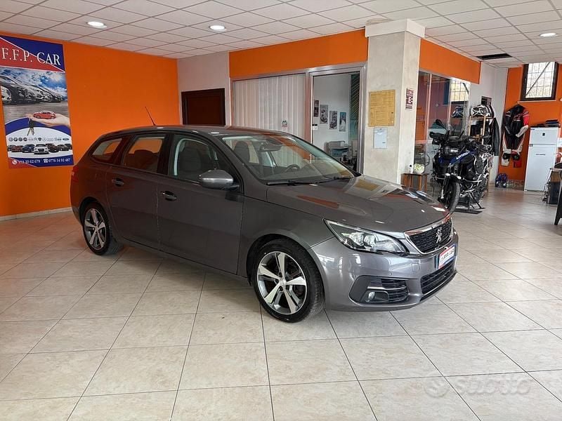 Usado Peugeot 308 Allure 120 CV (88 kW) 2018 Gris Familiar