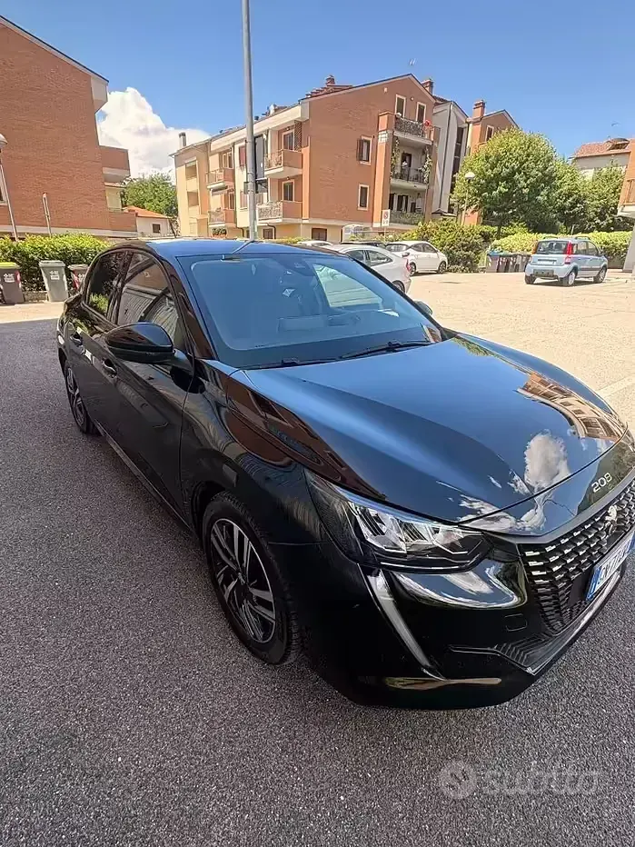 Usata Peugeot 208 Allure 101 CV (74 kW) 2023 Nero Utilitaria