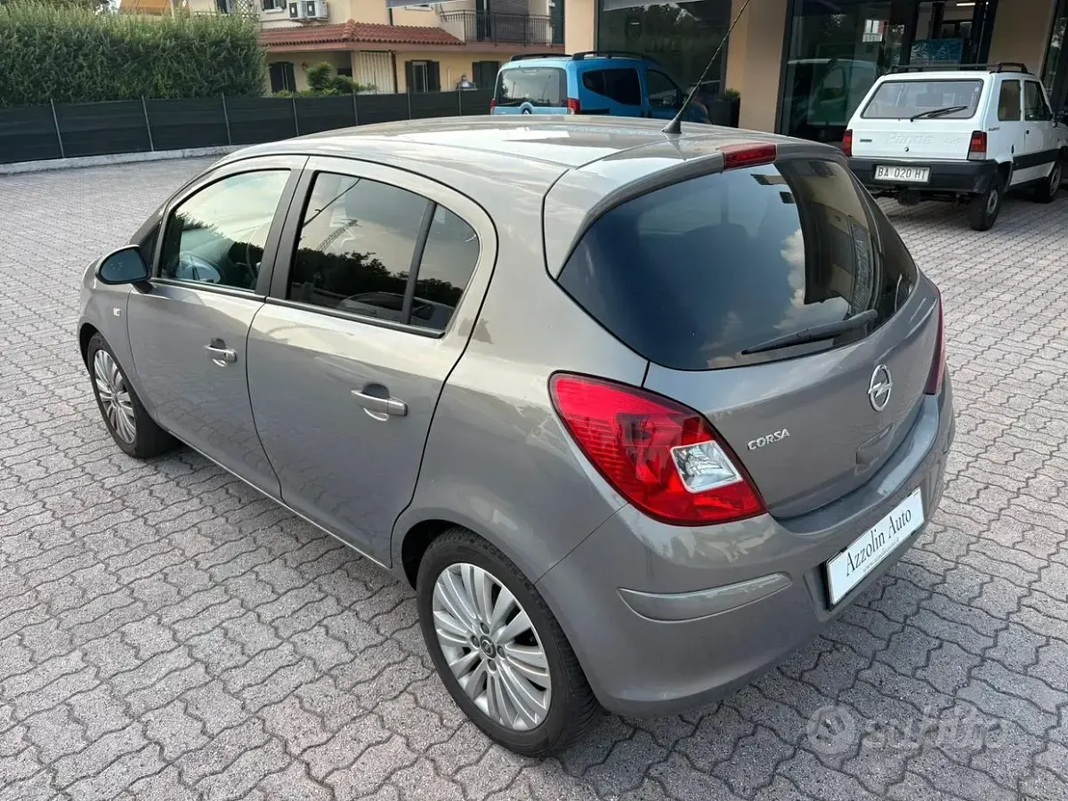 Usata Opel Corsa 86 CV (63 kW) 2011 Grigio Utilitaria