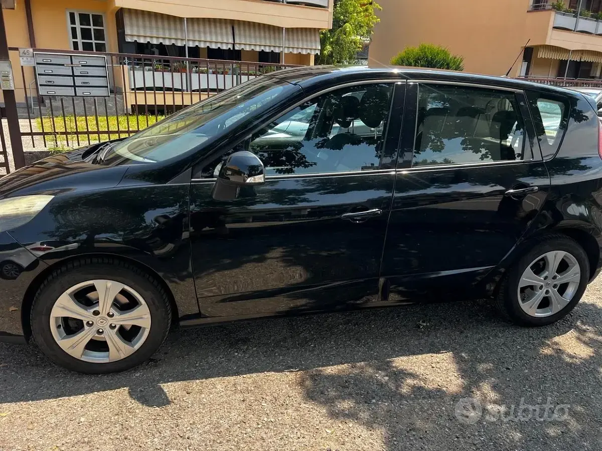 Usata Renault Scénic Luxe 110 CV (80 kW) 2011 Nero Monovolume