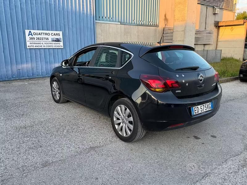 Usata Opel Astra 110 CV (80 kW) 2011 Nero Berlina