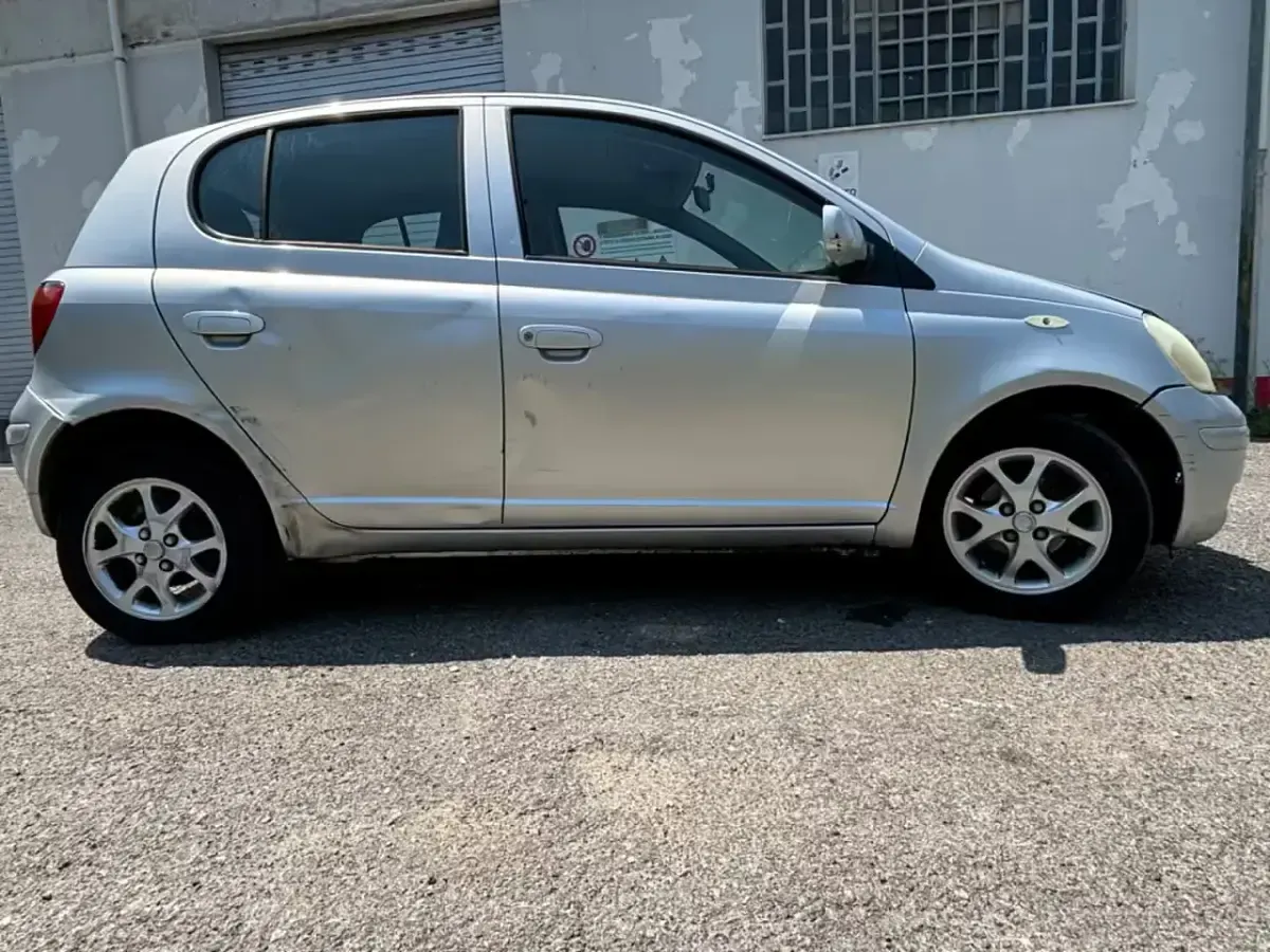 Usata Toyota Yaris 65 CV (47 kW) 2005 Argento Berlina