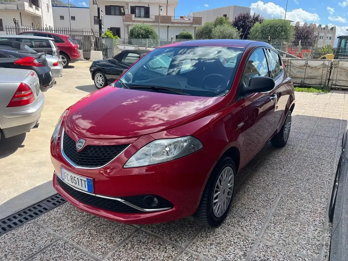 Usata Lancia Ypsilon Silver 80 CV (58 kW) 2016 Rosso Utilitaria