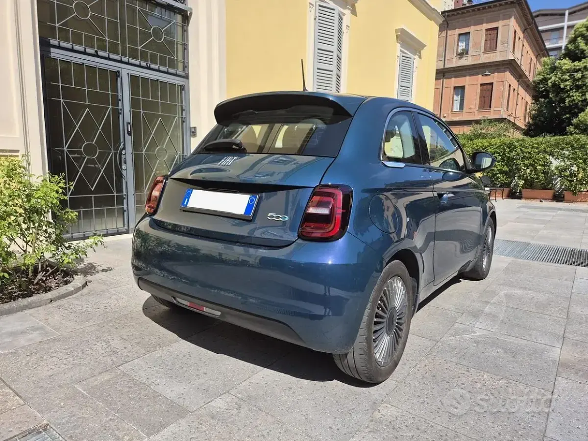 Usata Fiat 500e 42 kW (58 CV) 2021 Blu/azzurro Utilitaria