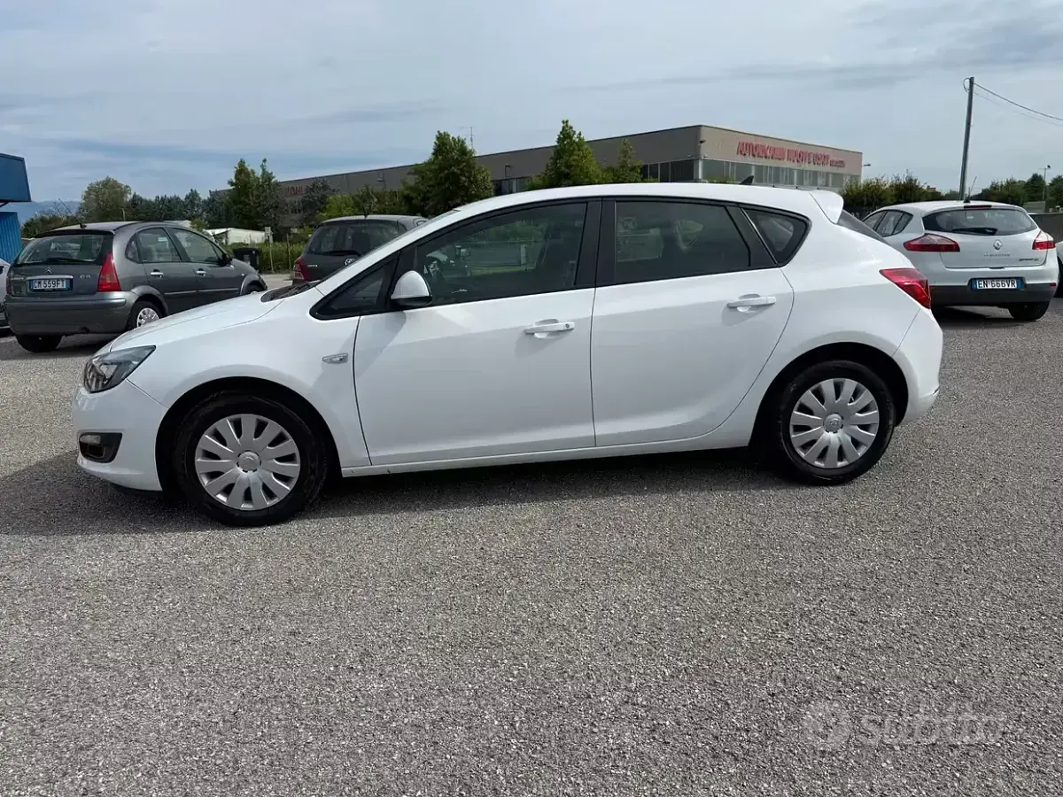 Usata Opel Astra 101 CV (74 kW) 2014 Bianco Berlina