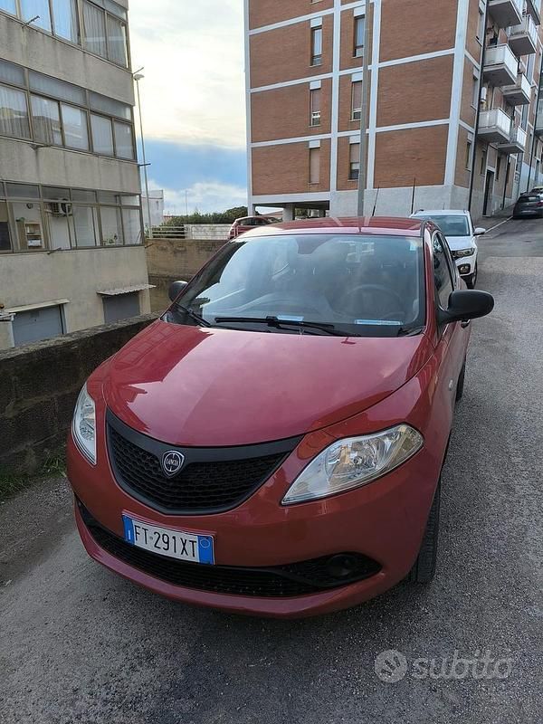 Usata Lancia Ypsilon 69 CV (50 kW) 2019 Rosso Utilitaria