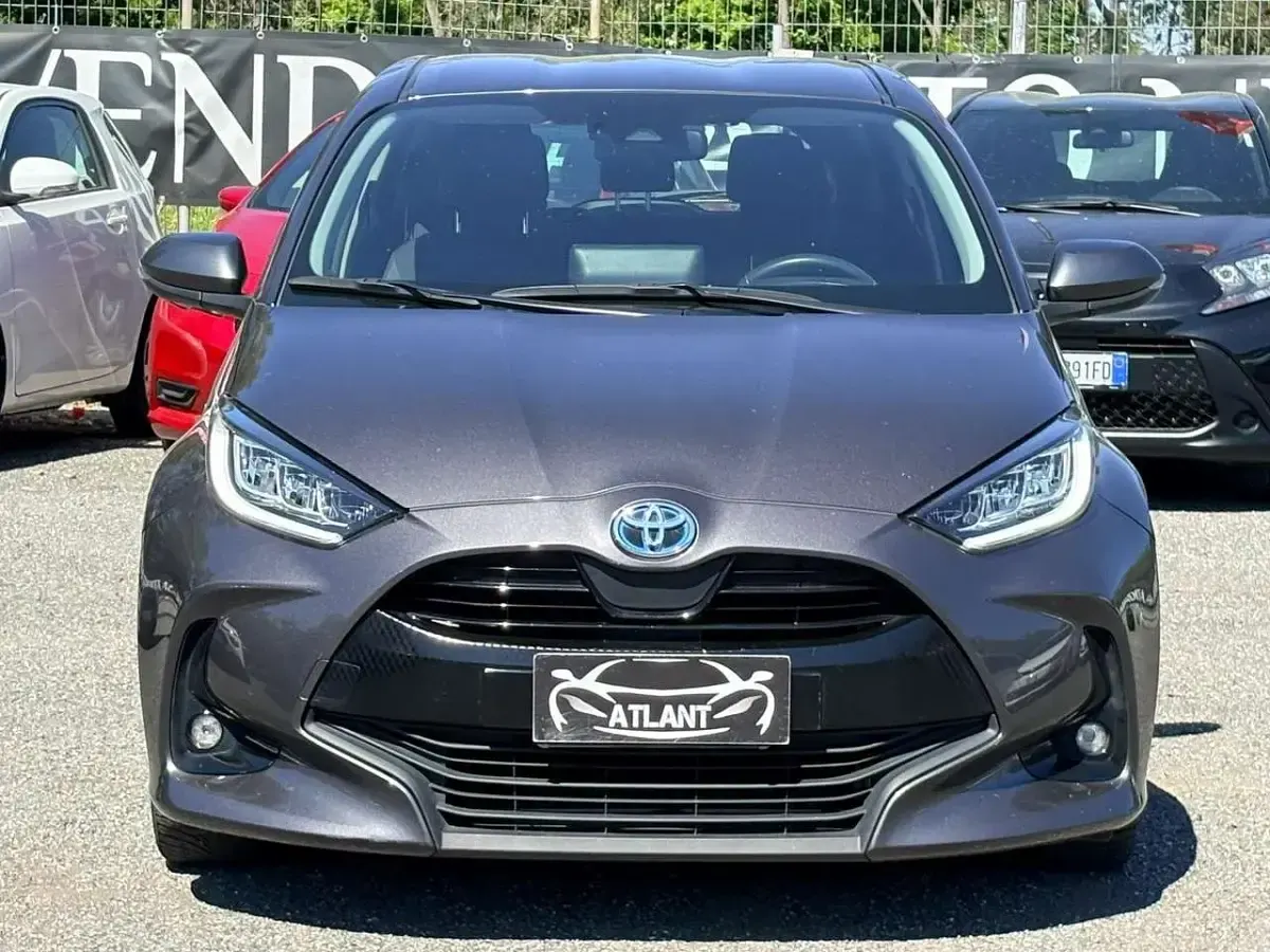 Usata Toyota Yaris Hybrid Trend 116 CV (85 kW) 2021 Argento Berlina