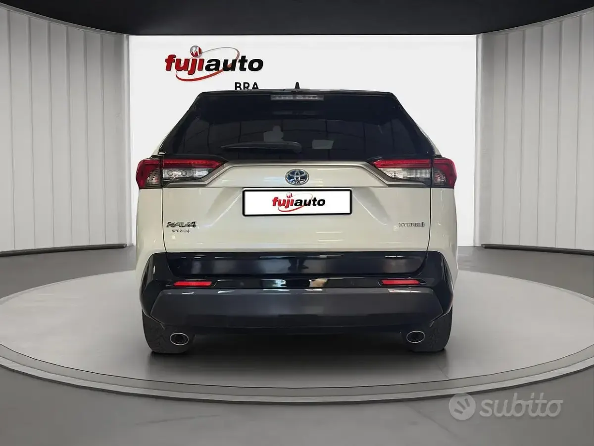 Usata Toyota RAV4 Hybrid Style 218 CV (160 kW) 2022 Black & white SUV