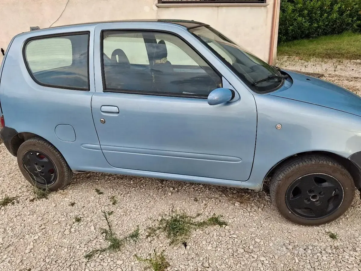 Usata Fiat 600 54 CV (39 kW) 2003 Bluazzurro Berlina