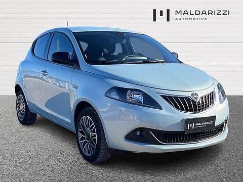 Usata Lancia Ypsilon Gold 69 CV (50 kW) 2023 Argento Utilitaria