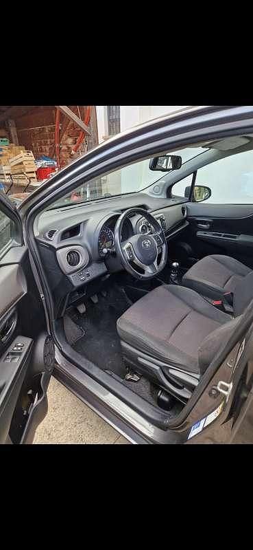 Begagnad Toyota Yaris Lounge 99 HK (72 kW) 2012 Grå Halvkombi