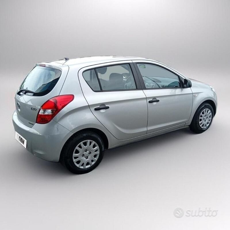Usata Hyundai i20 Comfort 115 CV (84 kW) 2011 Argento Berlina
