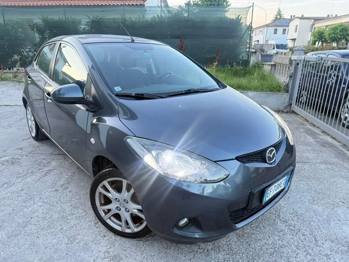 Usata Mazda 2 Inclusive 86 CV (63 kW) 2010 Grigio Utilitaria
