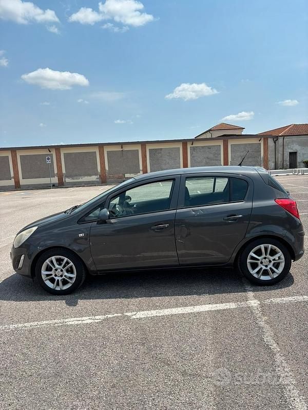 Usata Opel Corsa 95 CV (69 kW) 2011 Grigio Berlina
