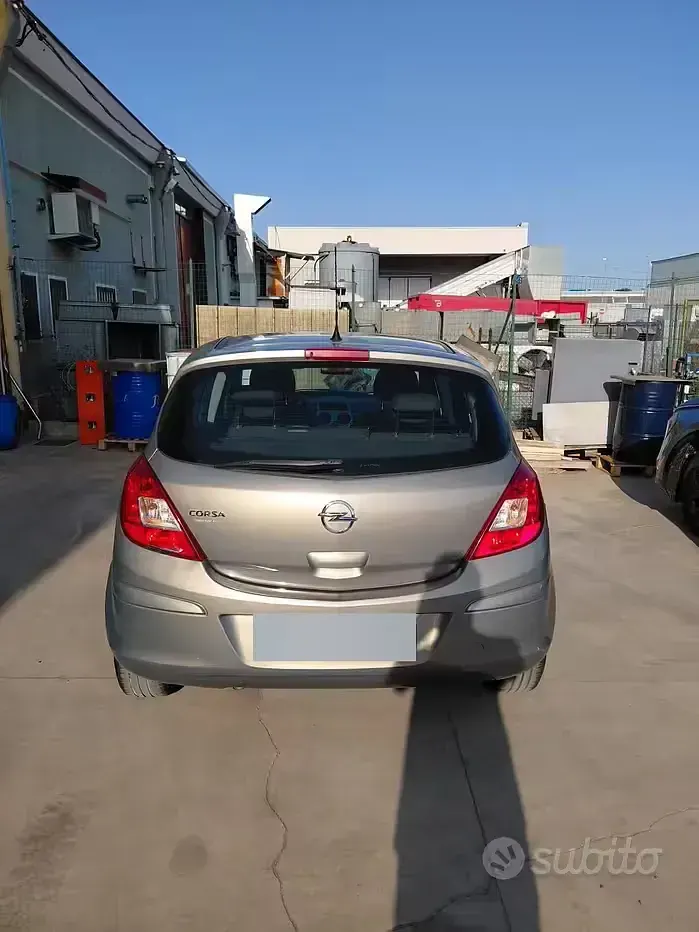 Usata Opel Corsa 85 CV (62 kW) 2011 Marrone Utilitaria
