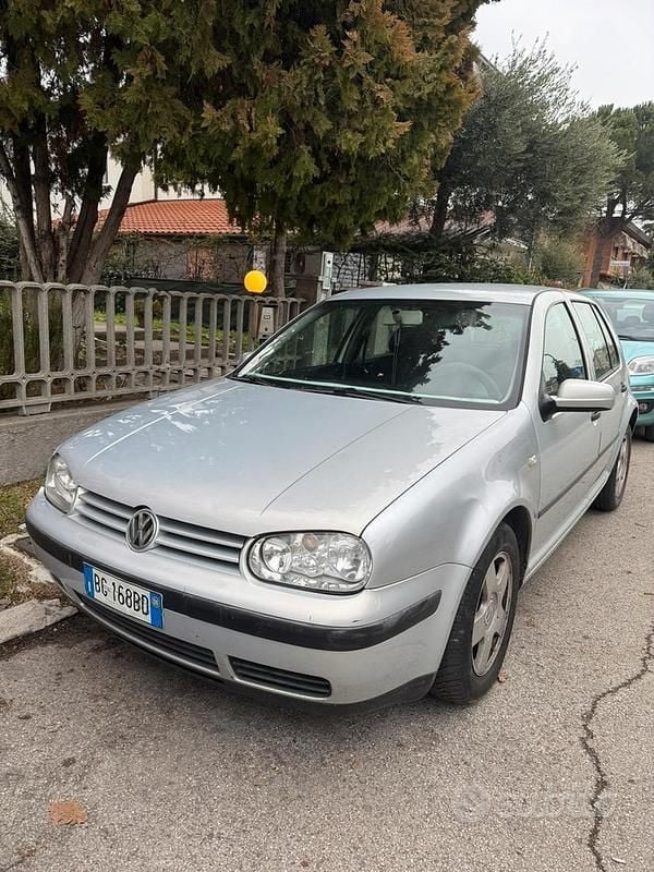 Usata VW Golf IV 101 CV (74 kW) 2000 Grigio Utilitaria