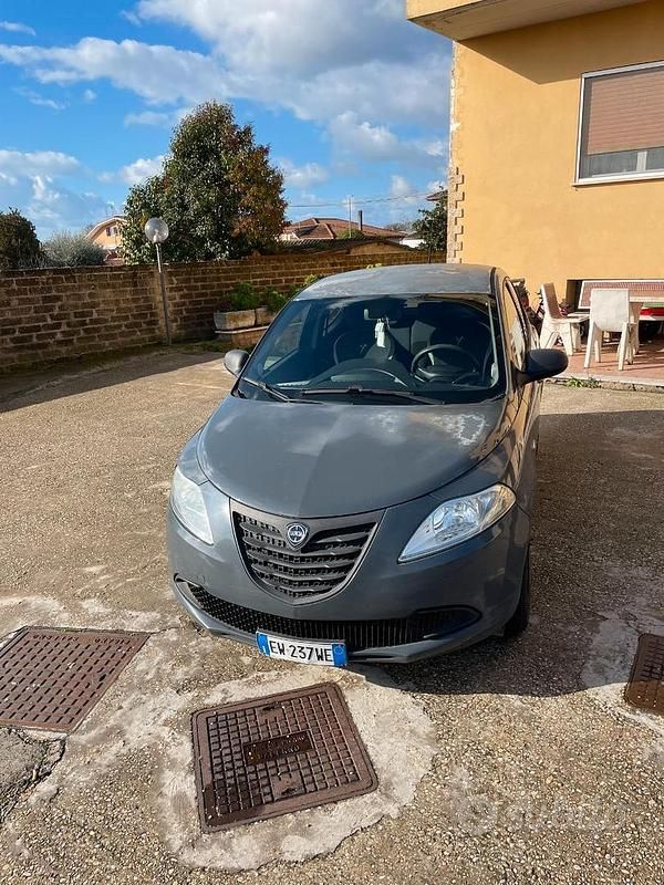 Usata Lancia Ypsilon 69 CV (50 kW) 2014 Grigio Utilitaria