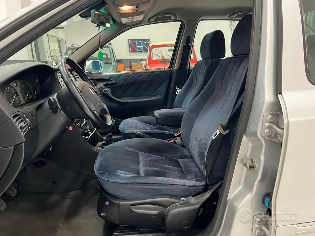 Usata Lancia Lybra 131 CV (96 kW) 2002 Grigio Berlina