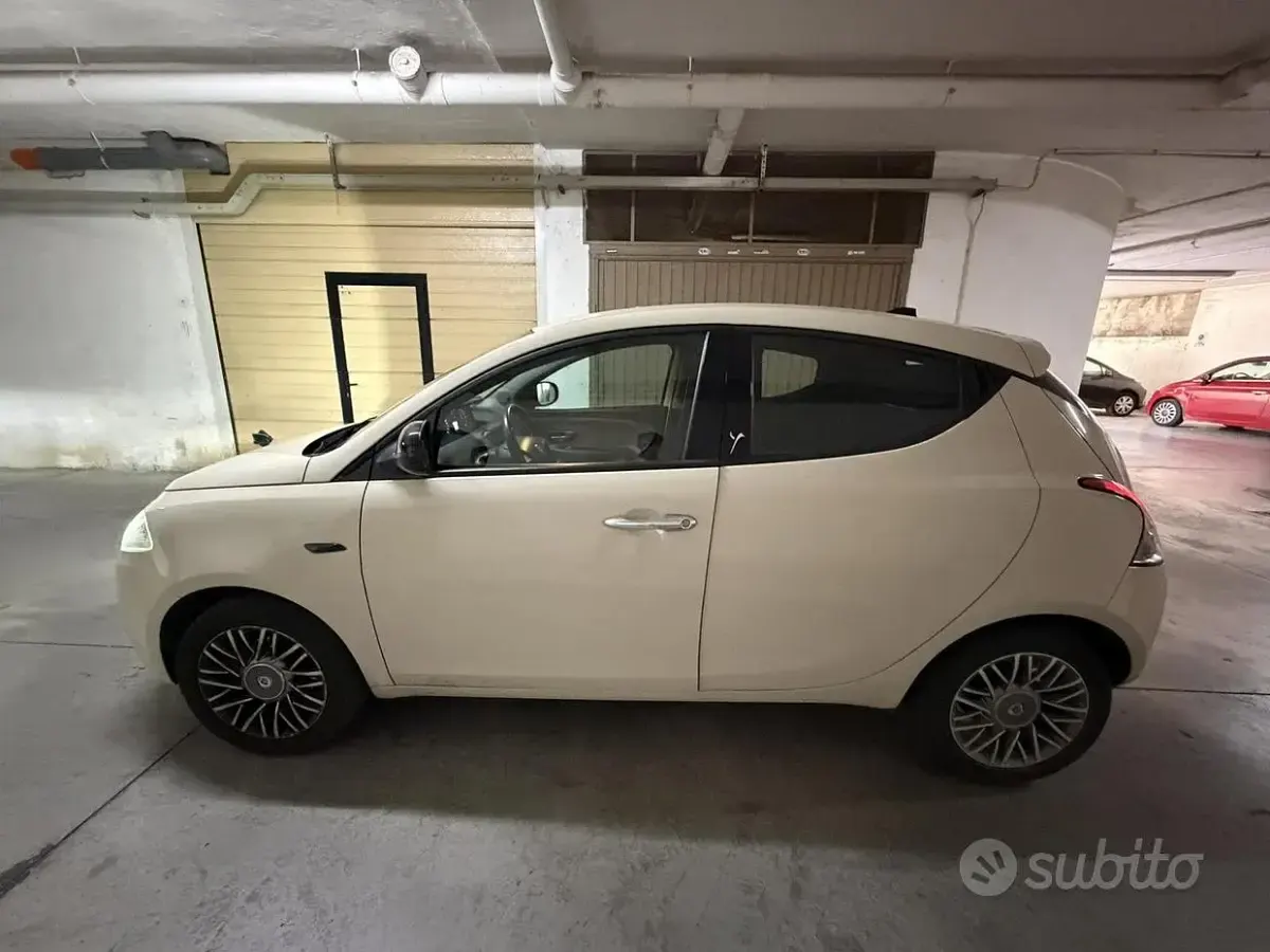 Usata Lancia Ypsilon Gold 69 CV (50 kW) 2018 Marrone Utilitaria