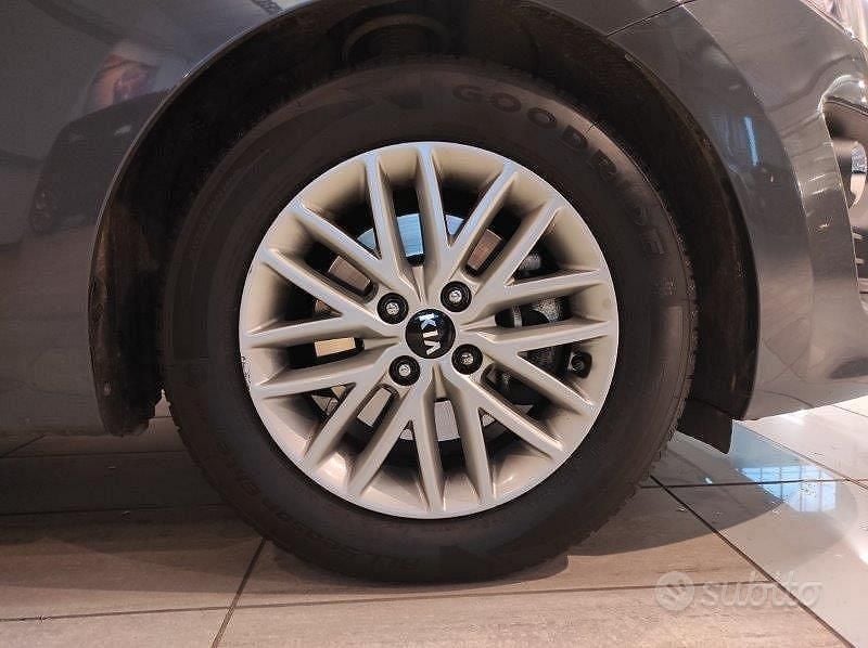 Usata Kia Rio Style 101 CV (74 kW) 2021 Grigio Berlina