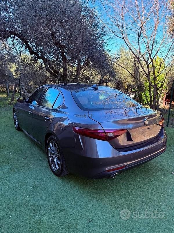 Usata Alfa Romeo Giulia 150 CV (110 kW) 2016 Grigio Berlina